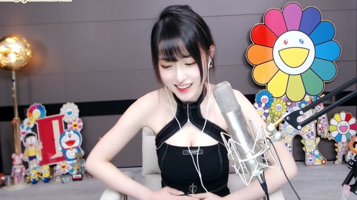 腐团儿：小姐姐黑丝短袖，不停地揉着小肚子，太可爱了！