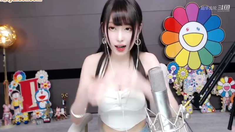 腐团儿：小姐姐白色紧胸衣，白色大长腿，太漂亮了！13日录播