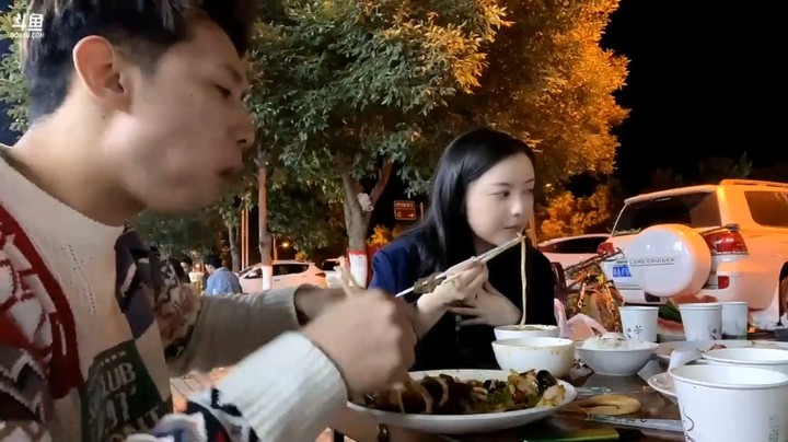 博哥和美女图图一起吃面，美女吃面一根一根的吃啊