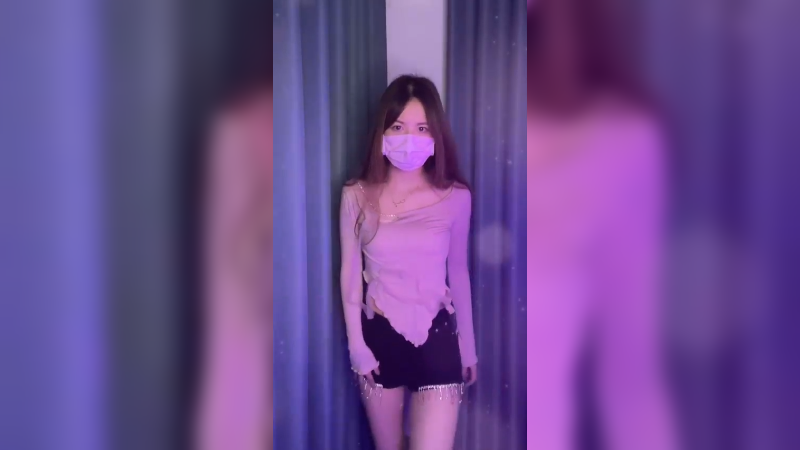 跳舞没有表情，干脆带个口罩吧！