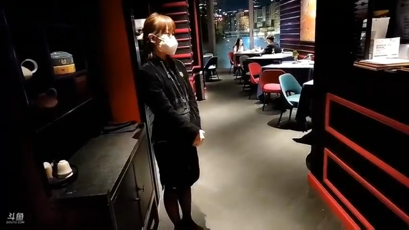 小王哥和美女助理三个人吃大餐吃了2300，高级啊