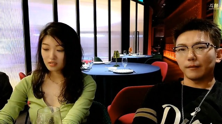 小王哥的美女助理没事撕白纸，大家说防谁呢