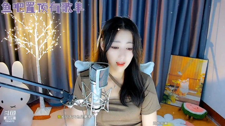 美女小姐姐人很漂亮，唱歌也好听