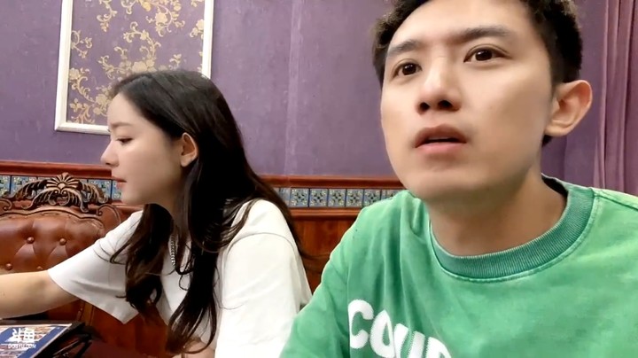 博哥和大家又吃晚饭了，美女图图吃的很开心