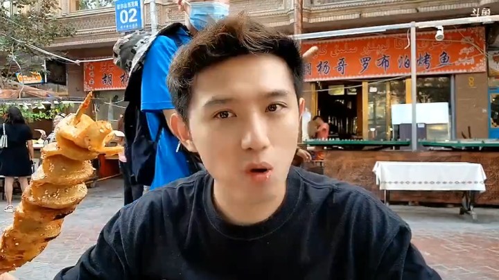 博哥在新疆直播吃小吃，你觉得好吃还是不好吃