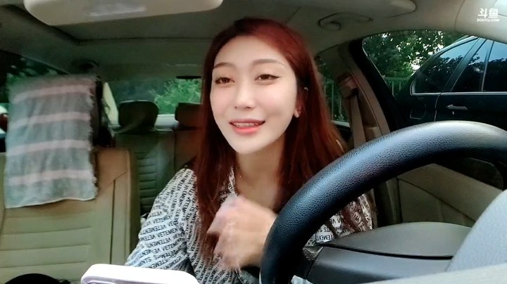 美女177从公司下班，准备回家，开心啊
