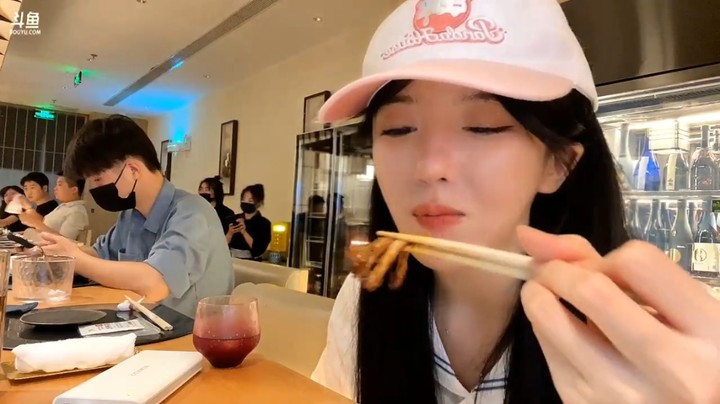 呆妹带着经纪人去高端餐厅吃饭，还让服务员陪她喝酒，好快乐