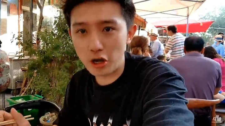 博哥在新疆吃小吃，看起来这羊肉包子好吃啊