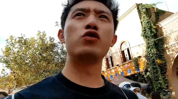 博哥在新疆吃淀粉肠，这是真好吃还是给面子