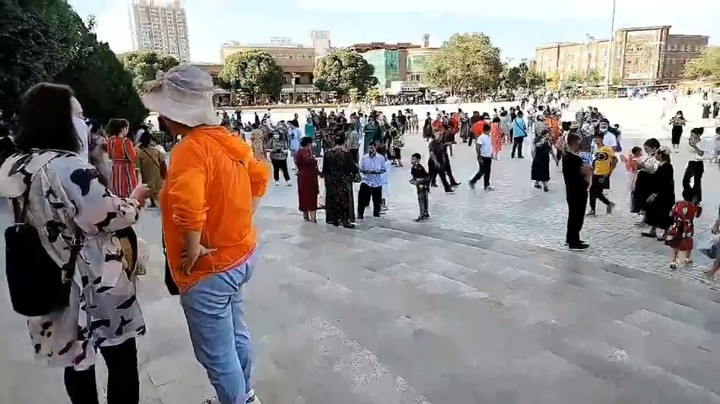 博哥一个人在新疆游玩，人很多啊