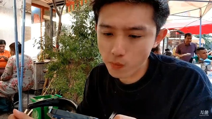 博哥吃面看到以前认识的美女也在这