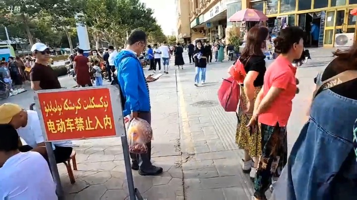 博哥在新疆逛街，这地铁吗