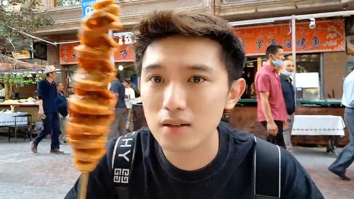 博哥在新疆吃美食，这四块的东西很大啊