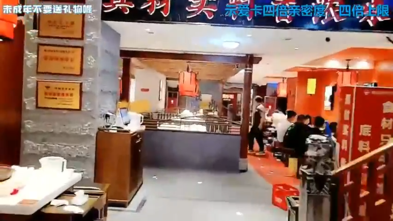 翟哥和美女小七开始敬酒，翟哥话很多，氛围很好啊