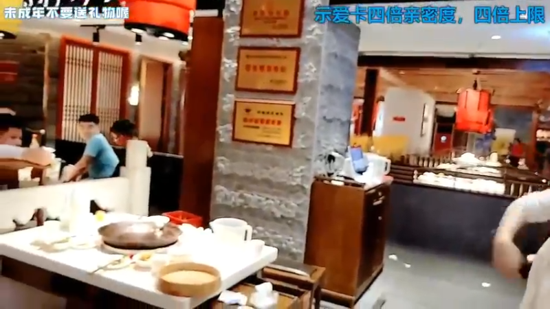 女嘉宾好久不见了，三娃和她一起直播