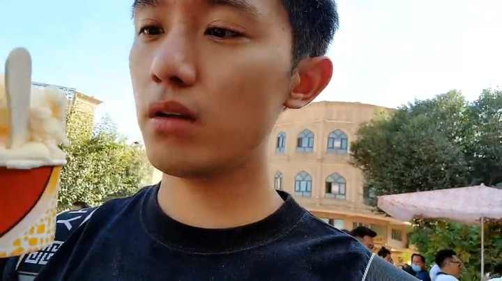 博哥在新疆玩，想买冰激凌