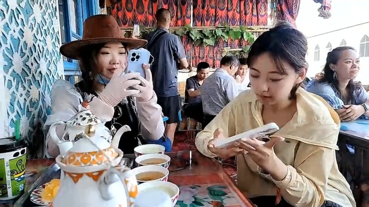 博哥看新疆大叔表演乐器，真好听
