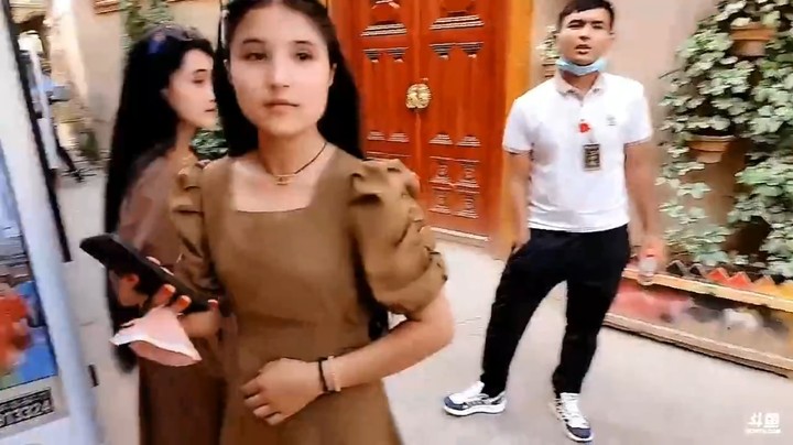 博哥在新疆热心帮美女拍照，还顺便加好友，大家说这很自然