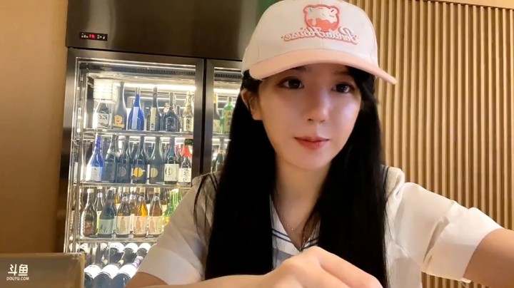 美女呆妹户外吃美食，三个卷就498，一口一个，厉害