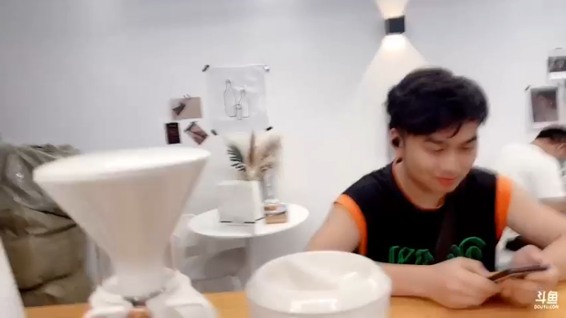 【2022-07-17 17点场】刘飞儿faye：飞儿 咖啡店监控