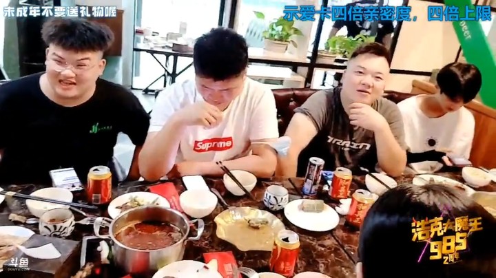 浩哥看大哥们吃饭聊天，其乐融融