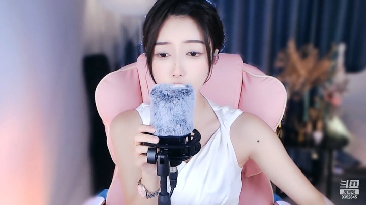 美女小姐姐唱歌很好听啊