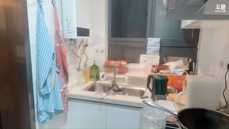 美女小姐姐在家做饮料真好看啊