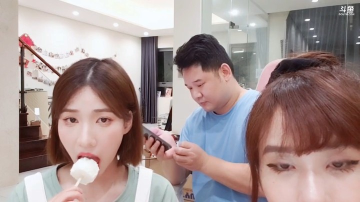 美女小七还是那么可爱，吃东西好看