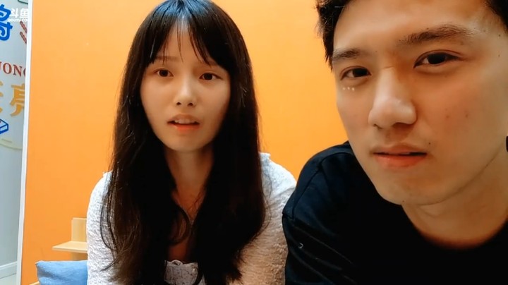 博哥和美女小姐姐聊天很有意思啊，美女看起来很清纯