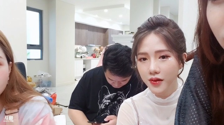 大海没精打采是不是没睡好，空姐还是很有精神啊