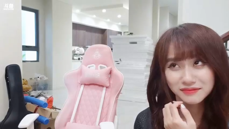美女果果在后面吃的真香，真可爱