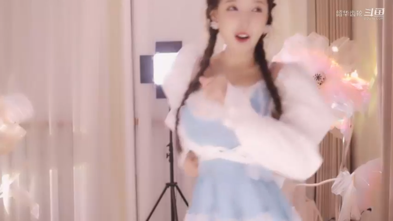 米娜：双马尾小姐姐跳舞太甜了~~~
