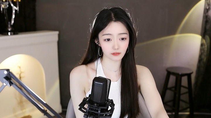 美女小姐姐开了很多个钻粉啊，看别人比赛好热闹