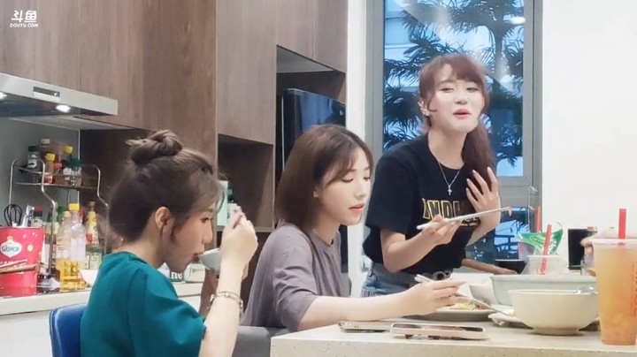 美女空姐和小七等人六点半就吃晚饭了，很早啊