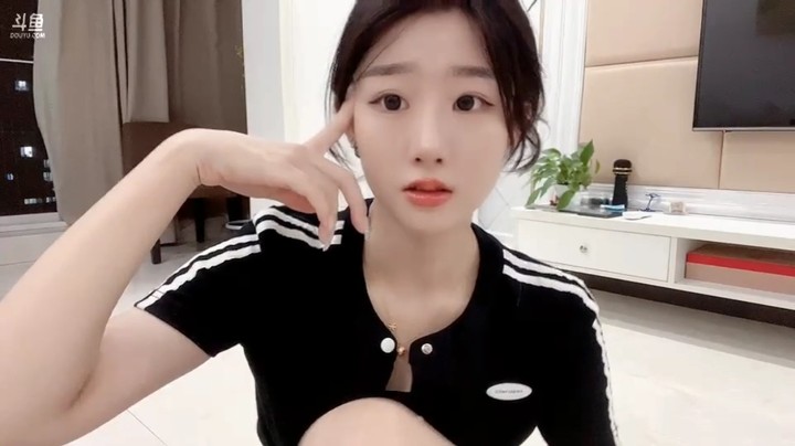 百百美女小姐姐在家直播真好看，这是大户人家啊