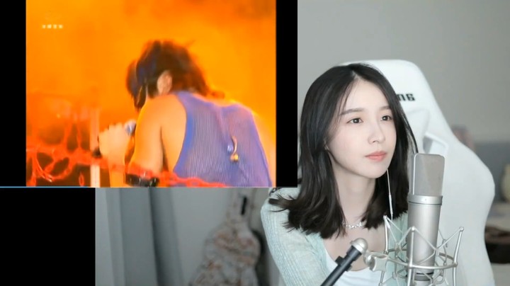 美女二珂看很多年前的林俊杰演唱会视频，感觉拍摄技术不行