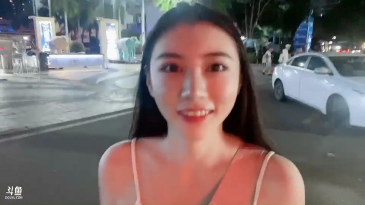 美女小姐姐一个人逛街直播真好看啊