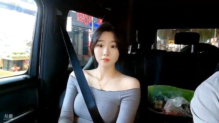 博哥带美女主播百百去吃饭，百百是美女大学生，刚毕业啊