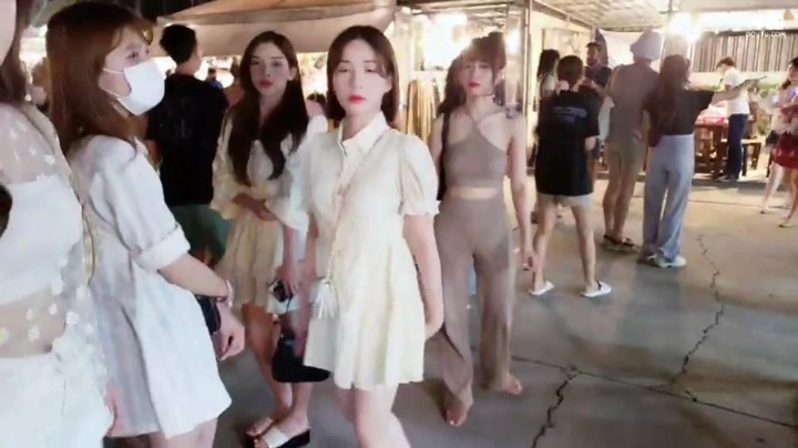 美女大海空姐等人去泰国旅游，这夜市美食街人很多