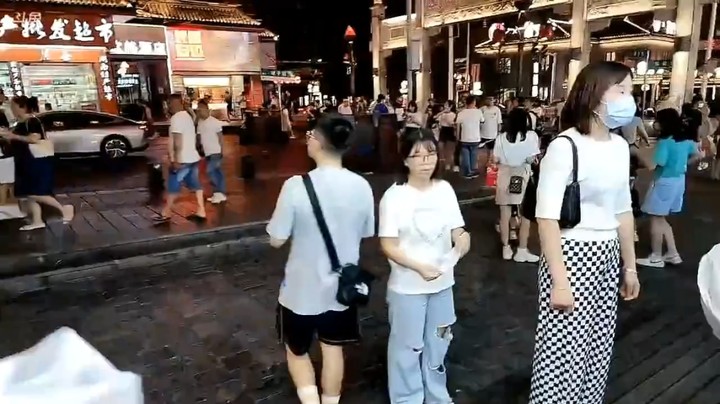 博哥带美女在长沙吃东西