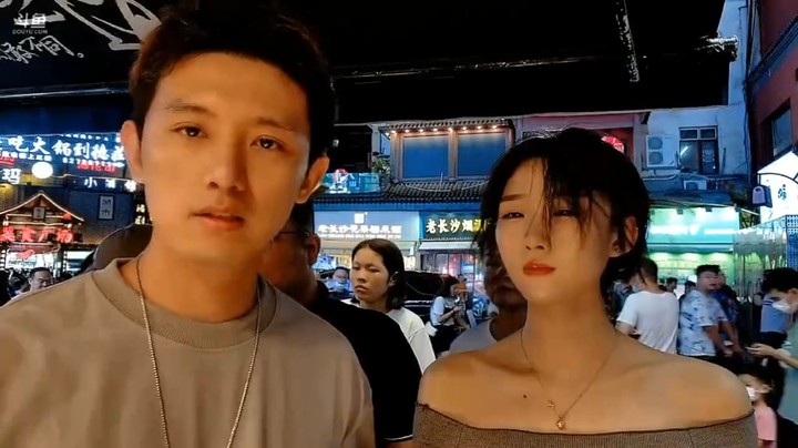 博哥在长沙陪美女买饮料，还遇到了豪车