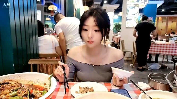 博哥带美女主播去吃饭，美女很喜欢吃鱼啊，看起来很好吃