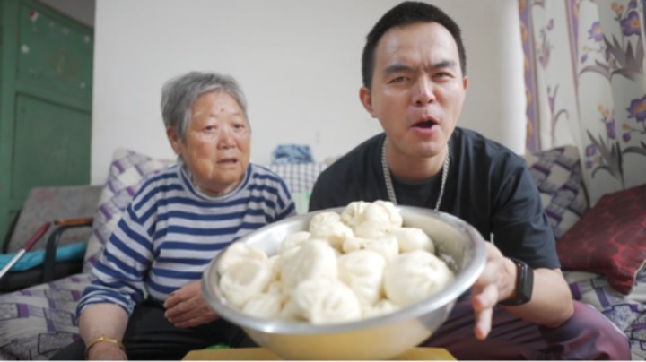 和姥姥一起包包子