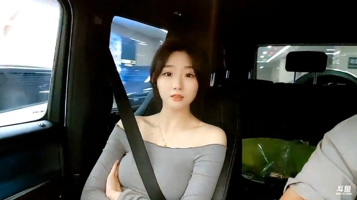博哥开车带美女去吃饭，下车再走出来