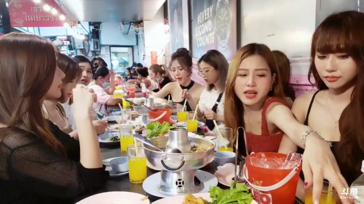 一群美女在泰国旅游吃美食，很快乐啊
