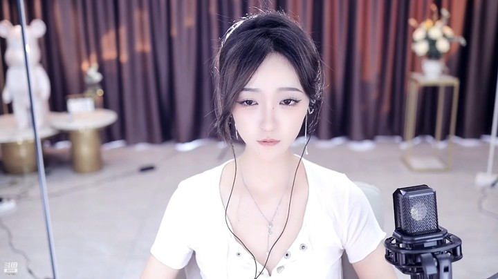 大D美女小姐姐今天好文静啊，笑起来好美的