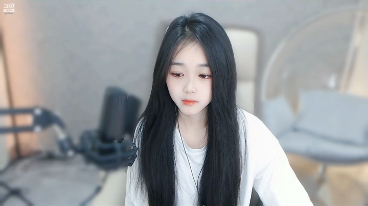 颜灵美女小姐姐好可爱啊，长长的黑头发让人喜欢