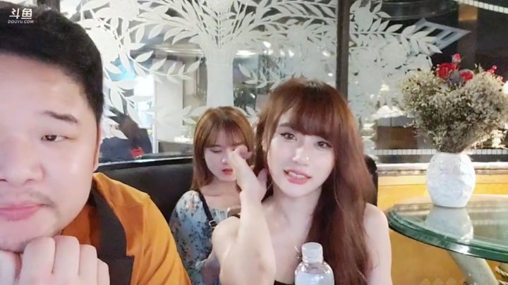 面条和美女在泰国玩，美女文轩打扮的好漂亮啊