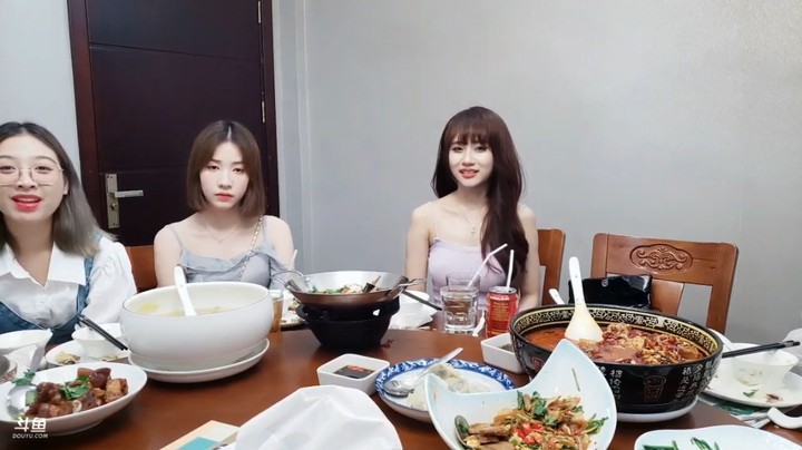 其他美女吃完半小时多了，小白还在吃，厉害