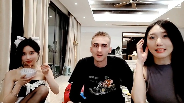 三岁伊和小伙子玩游戏，小伙子不是对手啊